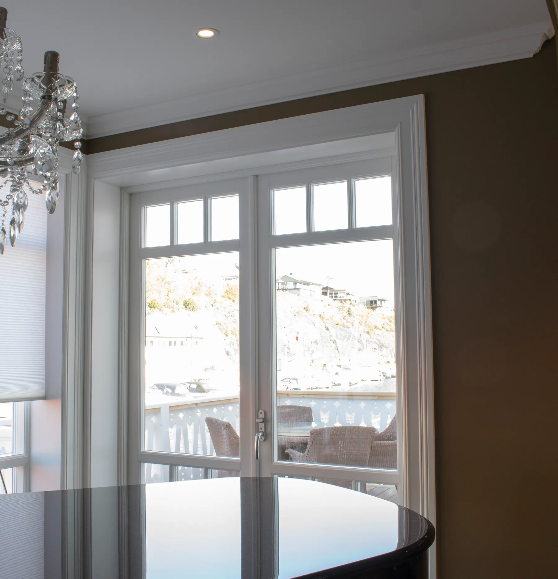 Eleganta dörrfoder i en kustvilla